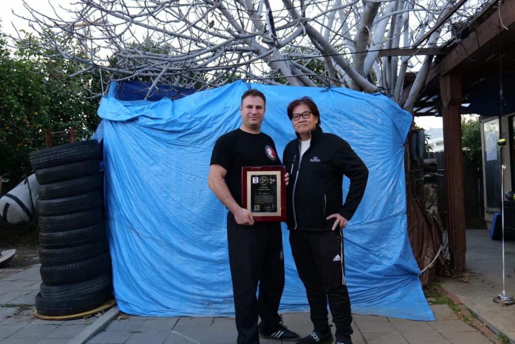 Urkundenuebergabe durch Sifu Gary Lam Urkundenuebergabe durch Sifu Gary Lam